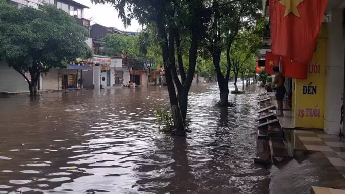 Một số ngầm tràn trên địa bàn hai huyện Định Hóa và Đại Từ bị ngập sâu, nước chảy xiết, nhiều điểm không thể đi lại được; một số diện tích lúa, hoa màu ở vùng trũng thấp bị ngập úng.