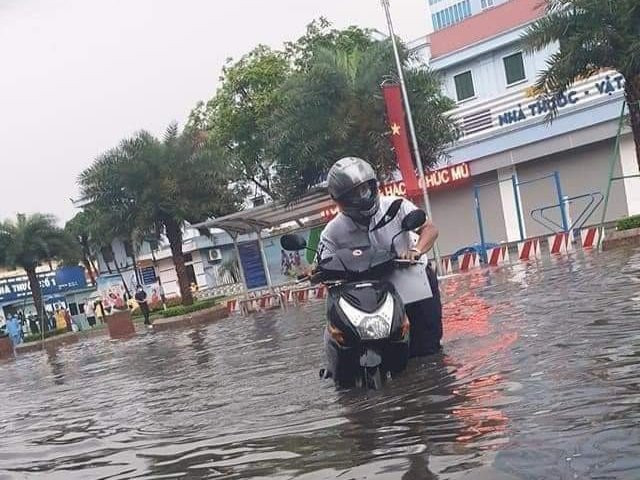 Một chiếc xe máy bị chết máy trên đường Lương Ngọc Quyến. Ảnh: NSTN.