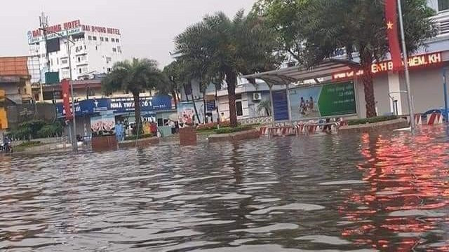 Tuyến đường Lương Ngọc Quyến bị ngập nặng nhất. Ảnh: NSTN.