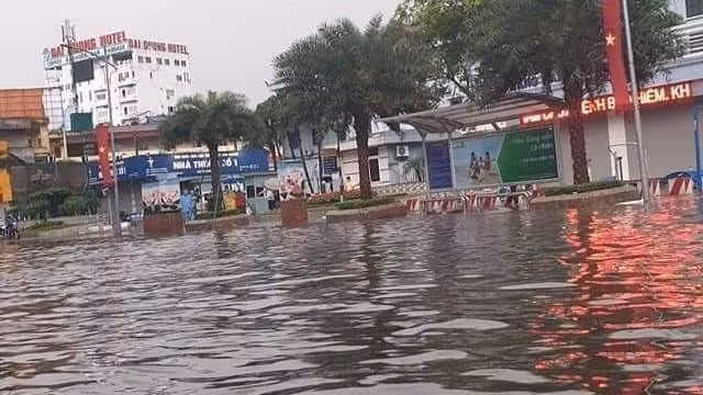 Tuyến đường Lương Ngọc Quyến bị ngập nặng nhất. Ảnh: NSTN.