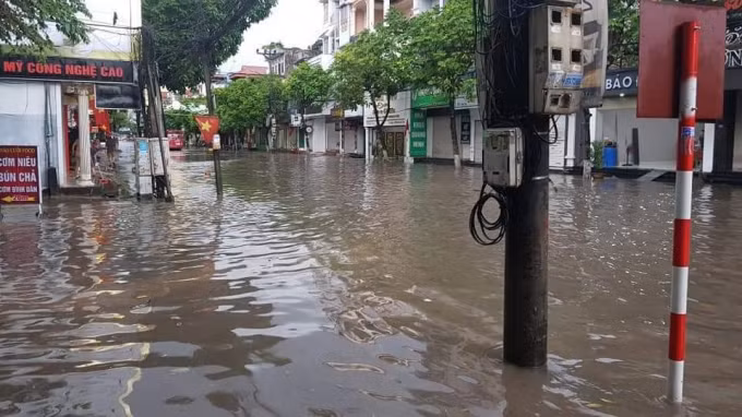 Thai Nguyen: Duong xa “bien thanh song”, xe ngap ngua trong nuoc