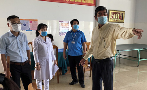  11. Hậu Giang: Lãnh đạo địa phương kiểm tra công tác chuẩn bị tại điểm tiêm vắc xin COVID-19 Bệnh viện Sản Nhi tỉnh.