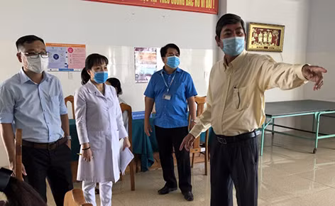  11. Hậu Giang: Lãnh đạo địa phương kiểm tra công tác chuẩn bị tại điểm tiêm vắc xin COVID-19 Bệnh viện Sản Nhi tỉnh.