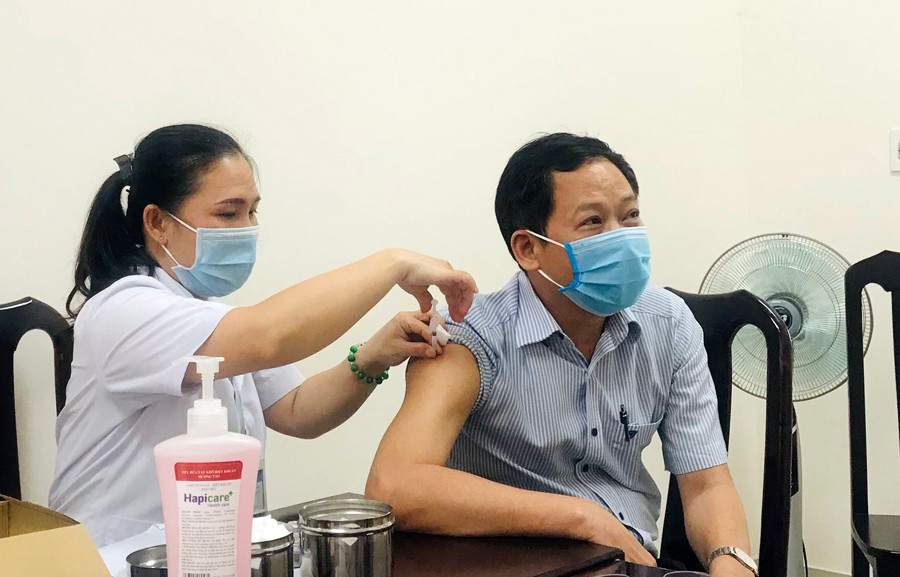  10. Đồng Nai: BS.CKII Bạch Thái Bình, Giám đốc Trung tâm Kiểm soát bệnh tật tỉnh Đồng Nai tiêm vắc xin COVID-19.