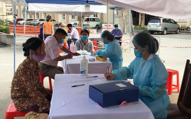 1. Cao Bằng: Người dân khai báo y tế tại Bệnh viện đa khoa tỉnh Cao Bằng.