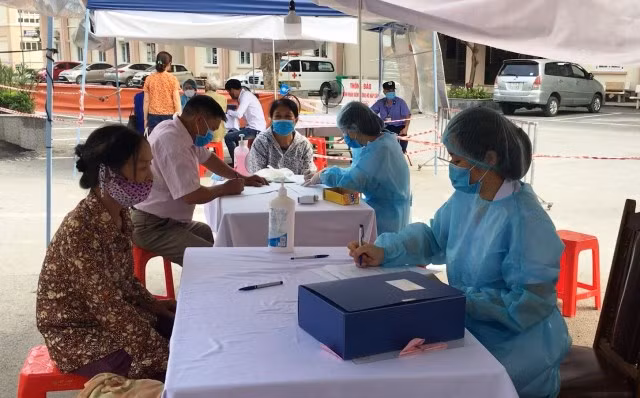 1. Cao Bằng: Người dân khai báo y tế tại Bệnh viện đa khoa tỉnh Cao Bằng.