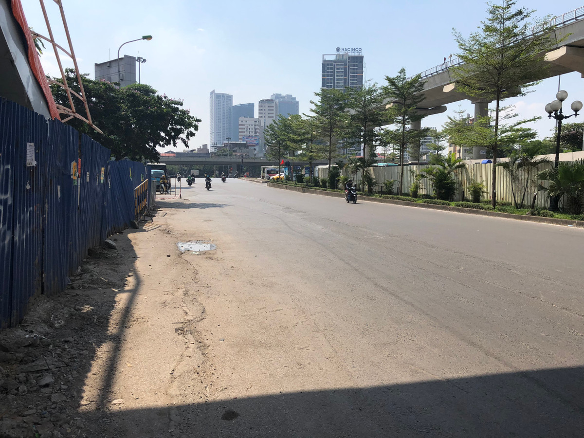 Đường Cầu Giấy (gần Đại học Giao Thông Vận Tải) thưa thớt phương tiện tham gia giao thông.