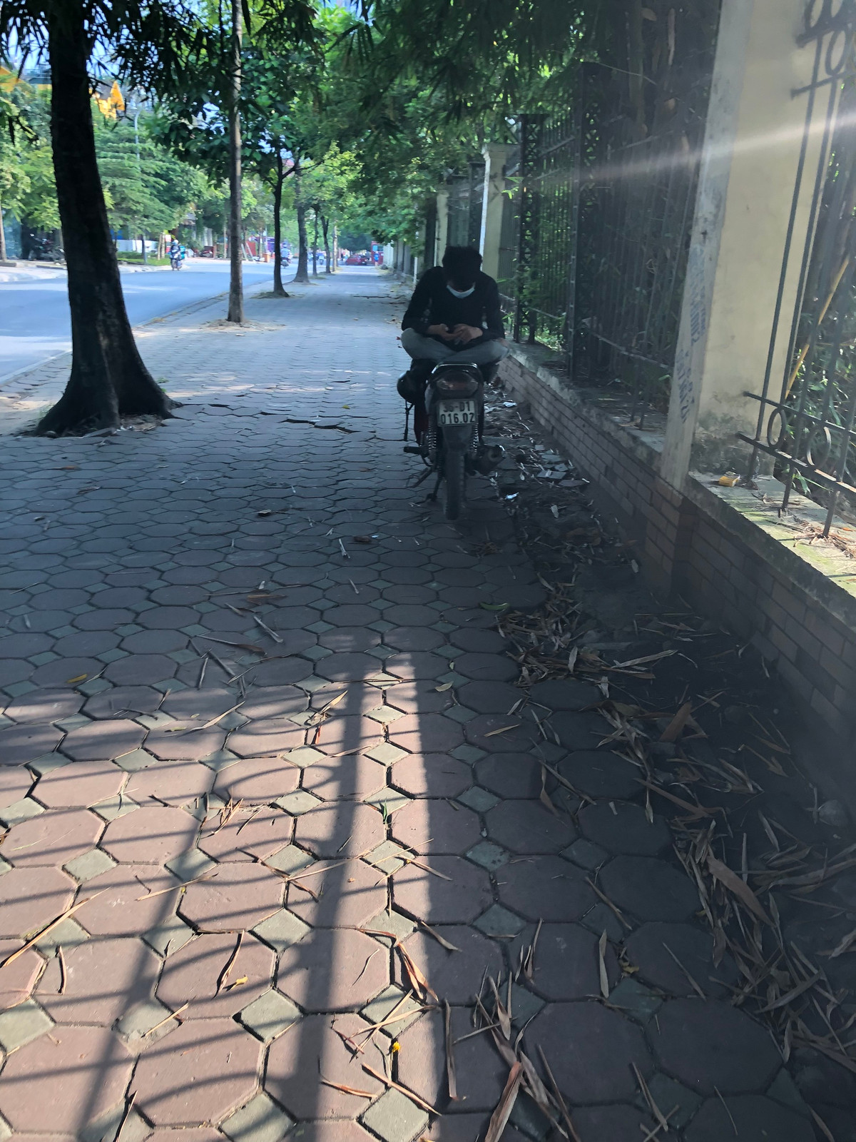 Giây phút "bình yên" tránh nóng của một bạn trẻ dưới cái nắng gay gắt của mùa hè.