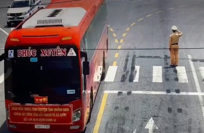 CSGT chao doan y bac si Quang Ninh: 