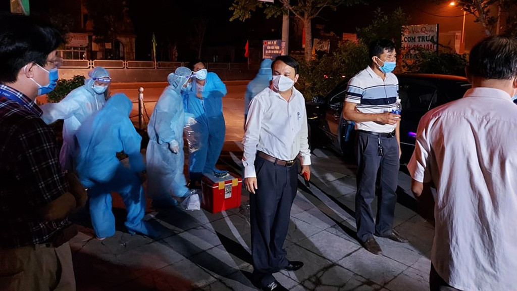  7. Nghệ An: Giãn cách xã hội tại thị xã Hoàng Mai (Nghệ An) từ ngày 7/5, đồng thời phong tỏa 5 thôn và 1 bệnh viện sau khi có ca dương tính với virus SARS-CoV-2. Trong ảnh là lãnh đạo cùng các nhân viên ngành y tế gồng mình chống dịch tại thị xã Hoàng Mai (Nghệ An).