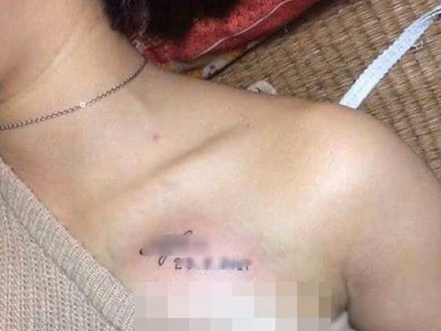 Nu sinh xam ten minh len nguc co dang bi buoc thoi hoc?-Hinh-2