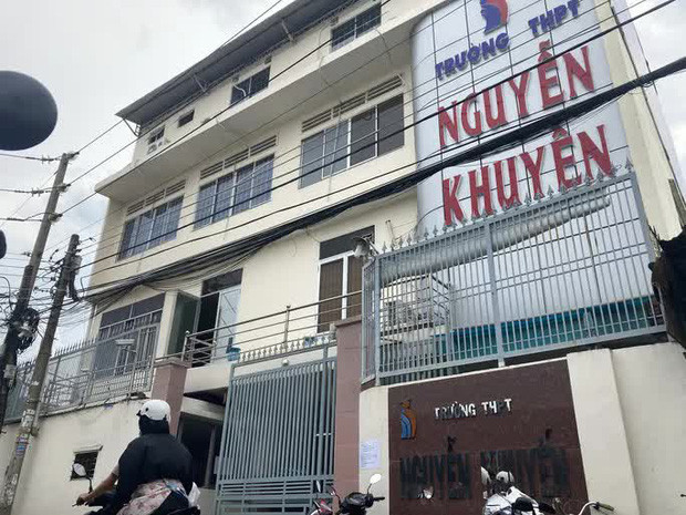 Nu sinh xam ten minh len nguc co dang bi buoc thoi hoc?