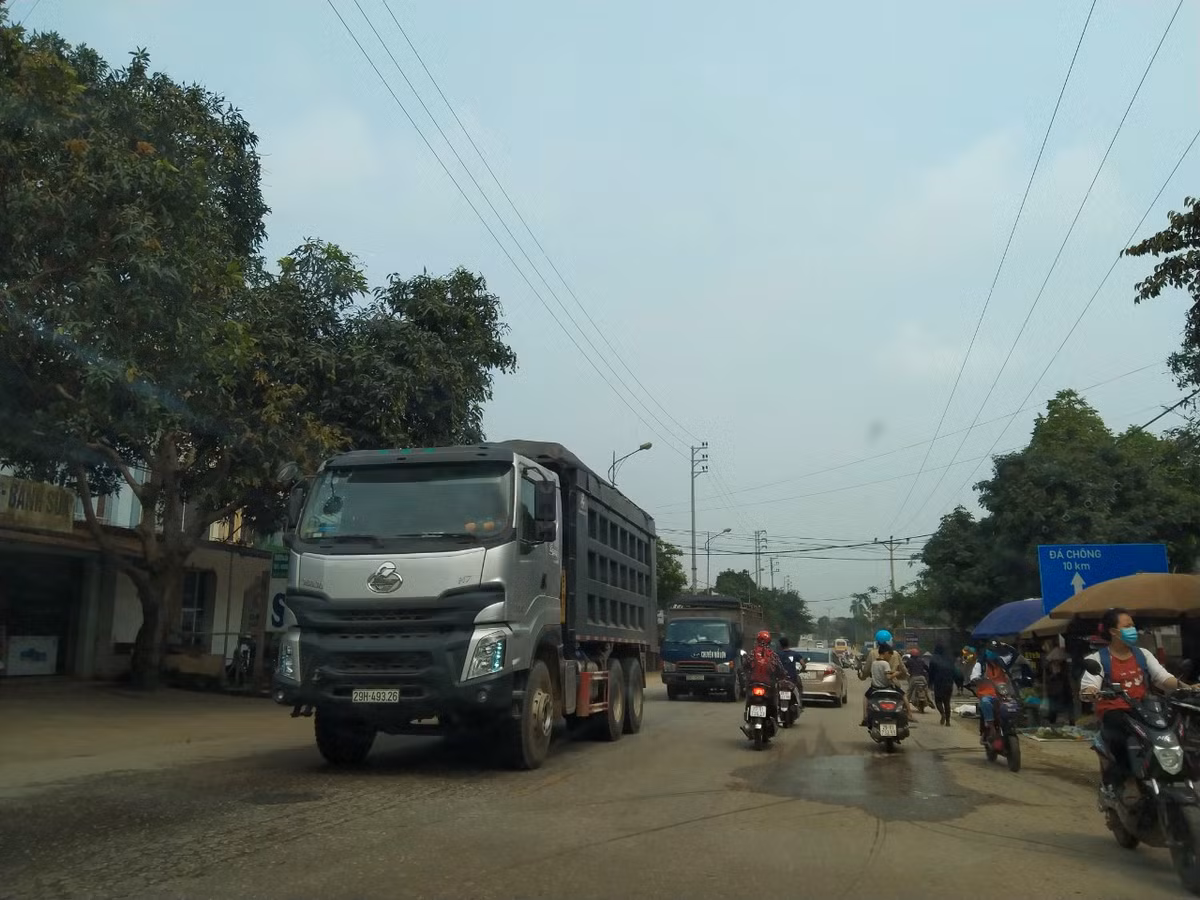 Những chiếc xe tải vi phạm về kích thước thành thùng và tải trọng vẫn ngang nhiên xuyên tâm các khu dân cư nằm dọc tuyến đường tỉnh lộ 414 gây nguy cơ tai nạn giao thông và trật tự xã hội.