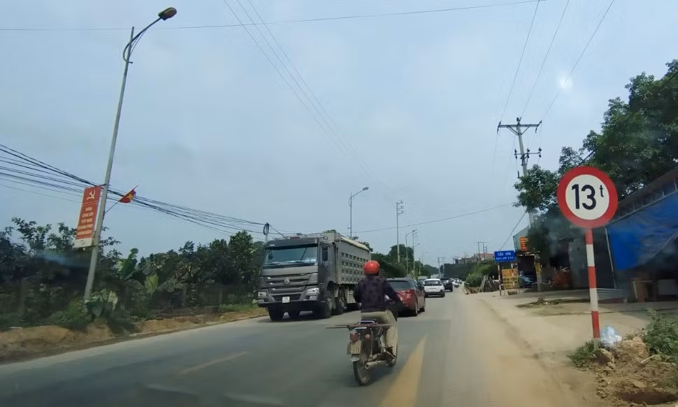 Biển báo cấm tải trọng trên 13 tấn dường như không có giá trị với các xe tải cơi nới thành thùng, chở quá tải.