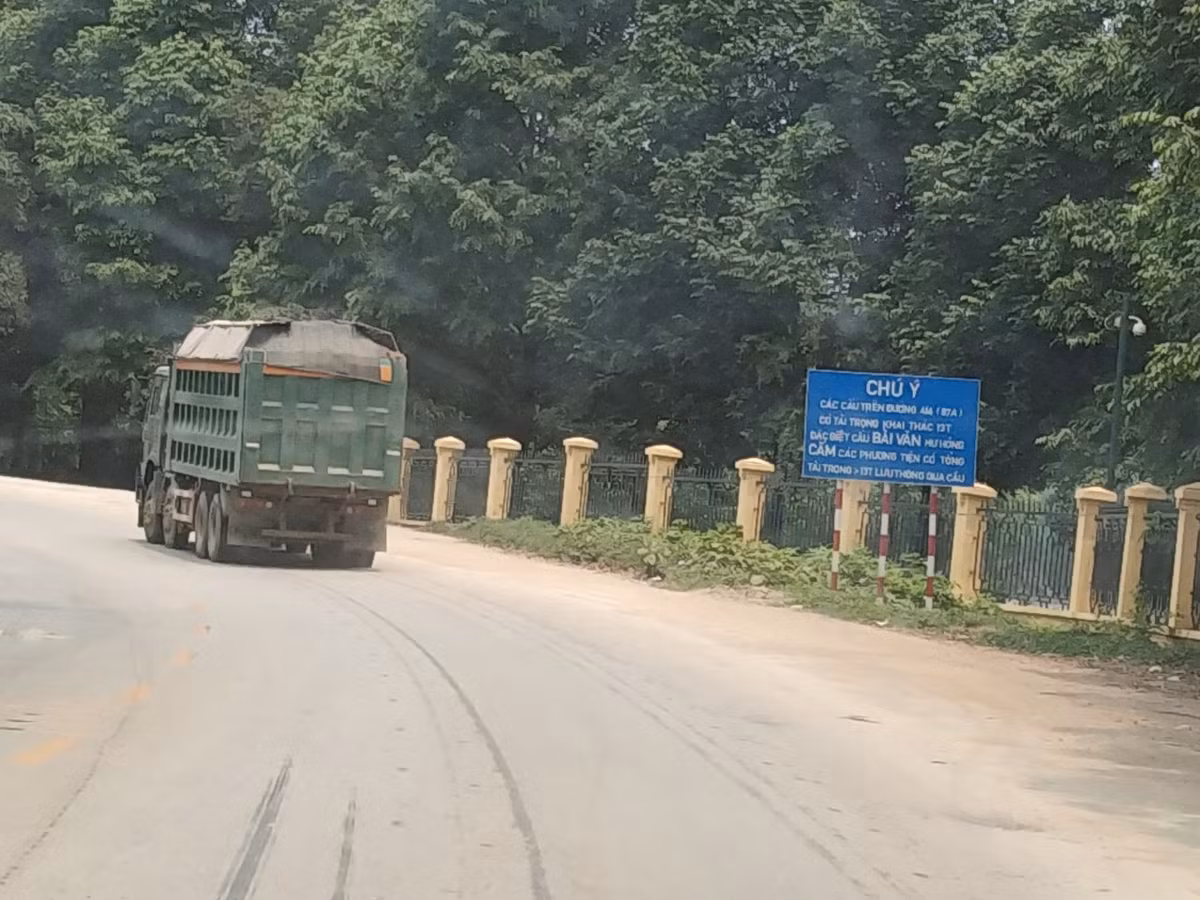 Chiếc xe tải chở đầy cát từ một bến bãi ở xã Minh Quang, huyện Ba Vì lặc lè leo dốc qua Khu Di tích Chủ tịch Hồ Chí Minh tại Đá Chông (K9).