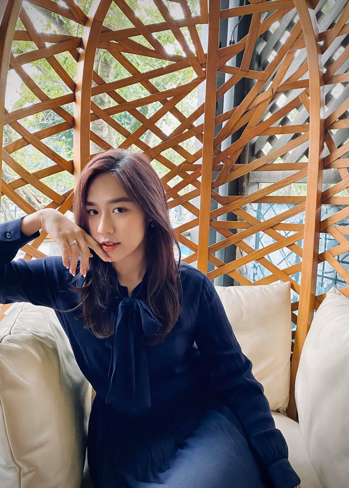 "Sau cuộc thi hoa hậu, mình tuyệt vọng, chỉ ước gì hồi đó không đi thi", Hà My chia sẻ. Tuy vậy, Phạm Ngọc Hà My nhận ra định kiến của công chúng sẽ không bao giờ biến mất. Đặc biệt, khi ở trong môi trường đầy cạnh tranh, việc người khác nhìn vào điểm yếu của bản thân là dễ hiểu. Chia sẻ với Zing, Hà My cho rằng, chính những cách nhìn nhận có phần định kiến về "người đẹp đi thi hoa hậu để dễ vào VTV" đã trở thành động lực cho cô cố gắng hơn nữa trong công việc. Ảnh: NVCC. 