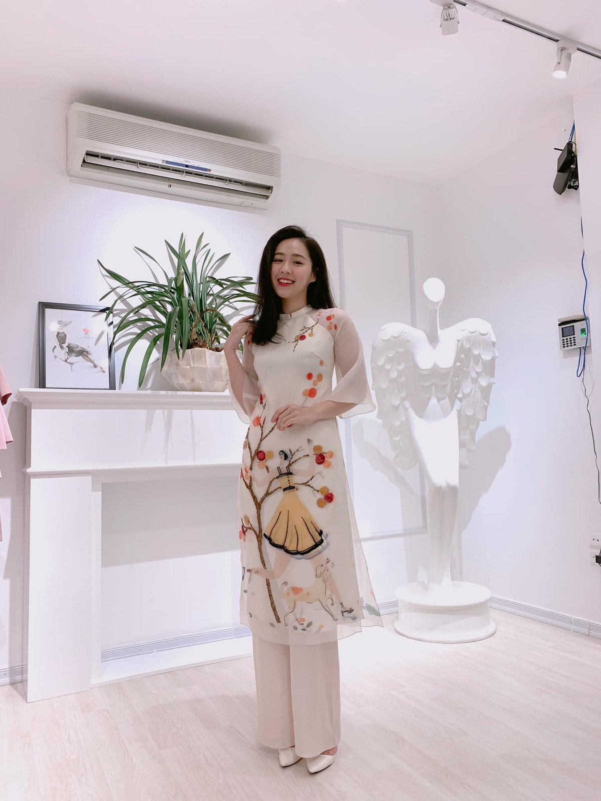 Phạm Ngọc Hà My tốt nghiệp khoa Ngôn ngữ Anh, Học viện Ngoại giao. Hiện tại, cô công tác tại VTV24. Ngoài công việc MC, Hà My tham gia viết kịch bản, tổ chức sản xuất, biên tập, dựng hình cho một số bản tin. Ảnh: NVCC. 