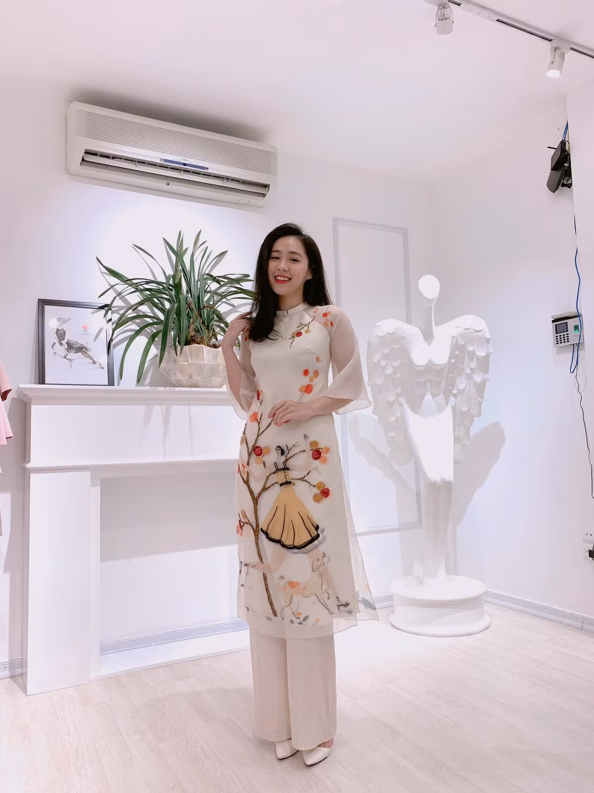 Phạm Ngọc Hà My tốt nghiệp khoa Ngôn ngữ Anh, Học viện Ngoại giao. Hiện tại, cô công tác tại VTV24. Ngoài công việc MC, Hà My tham gia viết kịch bản, tổ chức sản xuất, biên tập, dựng hình cho một số bản tin. Ảnh: NVCC. 