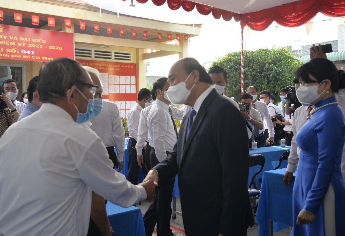 Chủ tịch nước Nguyễn Xuân Phúc có mặt tại điểm bỏ phiếu tại khu phố 7, thị trấn Củ Chi, huyện Củ Chi. Tại đây, Chủ tịch nước trò chuyện nhanh với người dân địa phương về công tác chuẩn bị cho bầu cử.