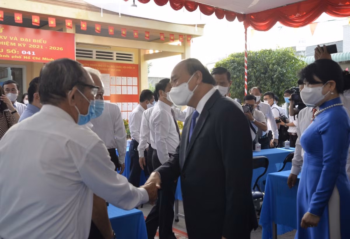 Tong Bi thu va cac lanh dao cap cao bo phieu bau DBQH khoa XV va HDND cac cap-Hinh-3