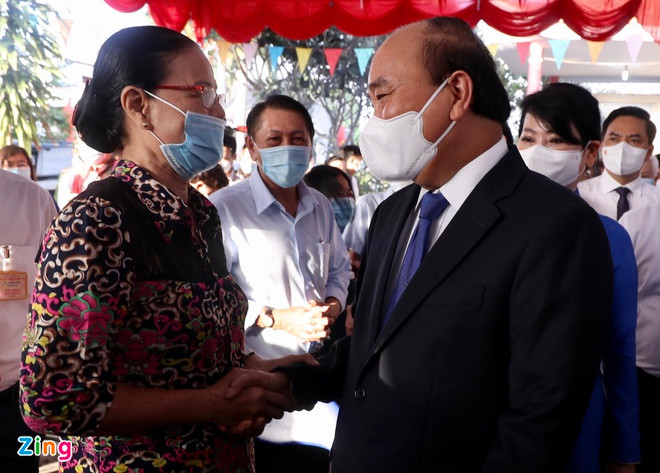 Chủ tịch nước Nguyễn Xuân Phúc trò chuyện cùng cử tri.