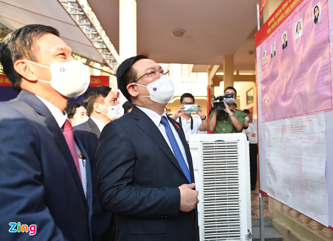 Chủ tịch Quốc hội Vương Đình Huệ có mặt tại điểm bỏ phiếu số 1 Thị trấn An Lão (huyện An Lão, Hải Phòng). Ông đi một vòng kiểm tra lần cuối công tác bầu cử như danh sách ứng cử viên, trò chuyện cùng người dân và người đứng đầu ủy ban bầu cử địa phương. &#x8;