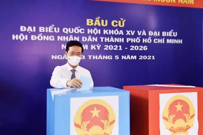 Thường trực Ban Bí thư Võ Văn Thưởng bỏ phiếu ở quận Phú Nhuận, TP.HCM.