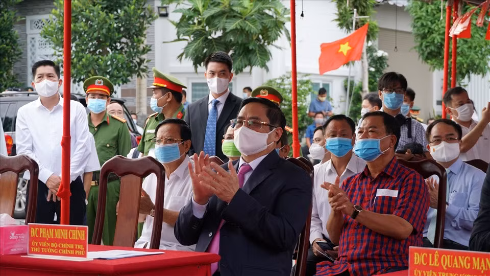 Tong Bi thu va cac lanh dao cap cao bo phieu bau DBQH khoa XV va HDND cac cap-Hinh-6