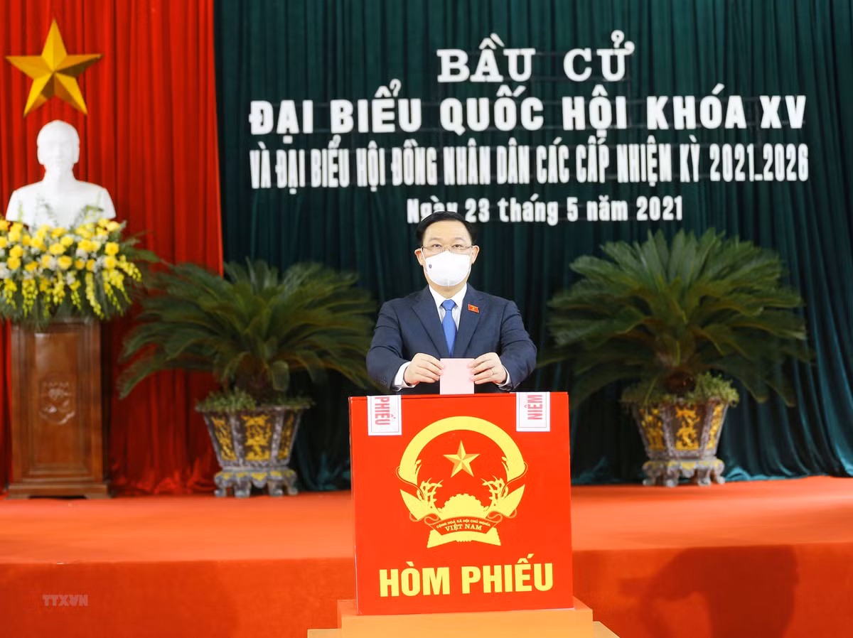 Chủ tịch Quốc hội Vương Đình Huệ bỏ phiếu.