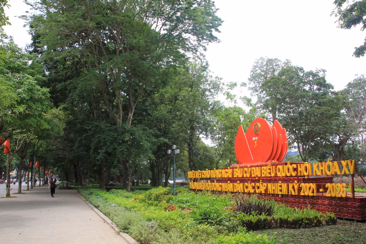 Quanh hồ Hoàn Kiếm được trang trí nhiều khẩu hiệu, tranh vẽ tuyên truyền về ngày bầu cử 23/5.