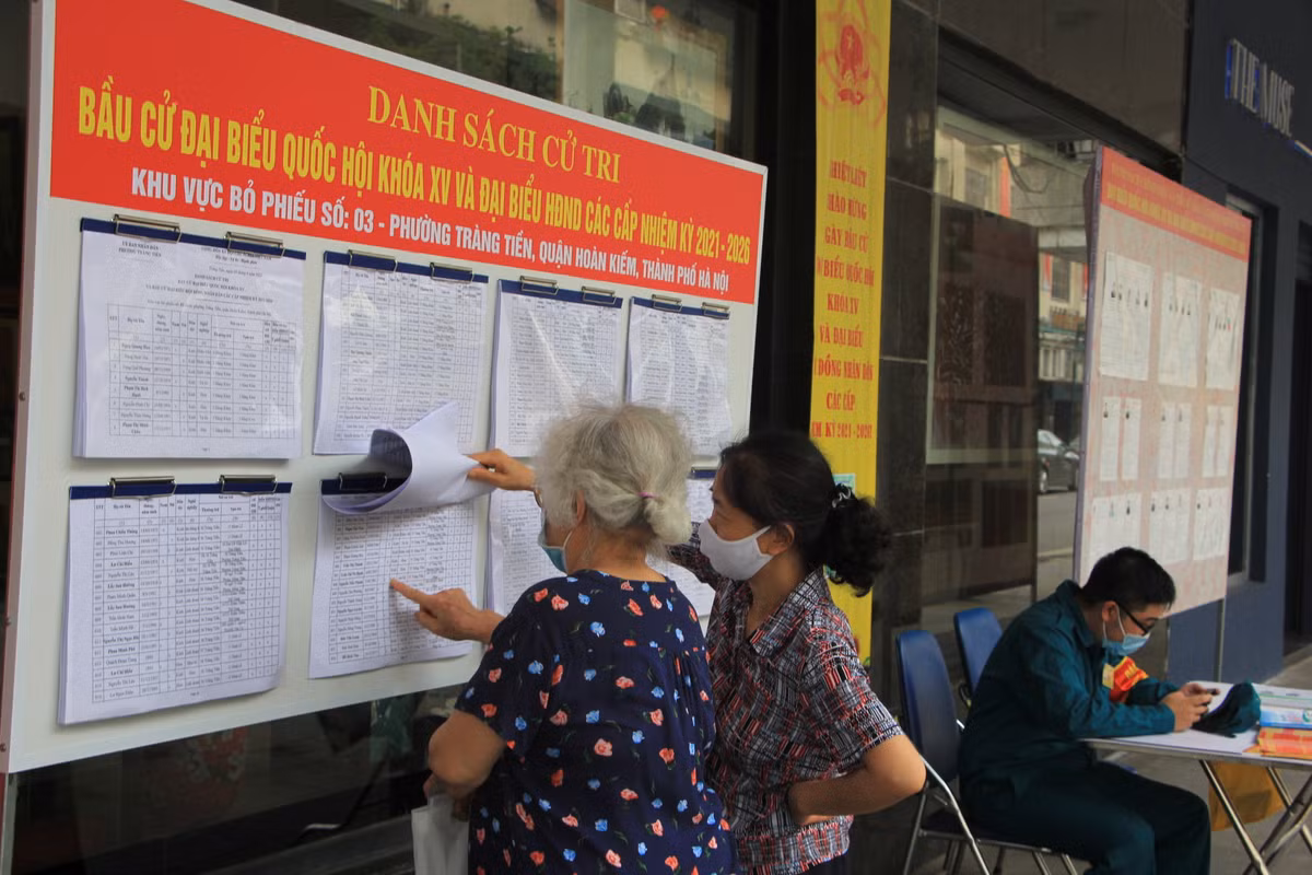 Nhiều cử tri vẫn hay lui tới bảng thông tin về các vị đại biểu ở khu vực bỏ phiếu số 3, phường Tràng Tiền, quận Hoàn Kiếm để tìm hiểu và đưa ra lựa chọn bầu cử sáng suốt của mình.