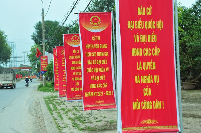 Khẩu hiệu tuyên truyền về bầu cử tại khu vực Gia Lâm, Hà Nội.