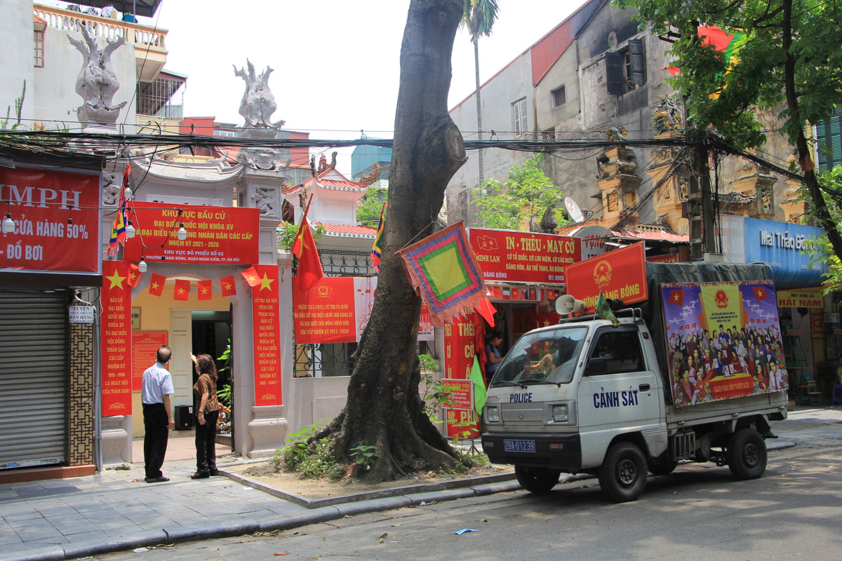 Công tác tuyên truyền bầu cử vẫn đang được triển khai thường xuyên và tích cực tại khu vực bỏ phiếu số 2, phường Hàng Bông, quận Hoàn Kiếm.