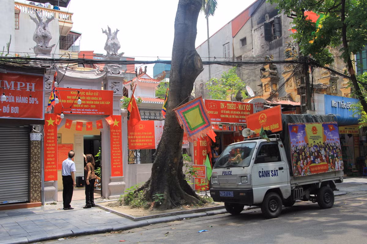 Công tác tuyên truyền bầu cử vẫn đang được triển khai thường xuyên và tích cực tại khu vực bỏ phiếu số 2, phường Hàng Bông, quận Hoàn Kiếm.