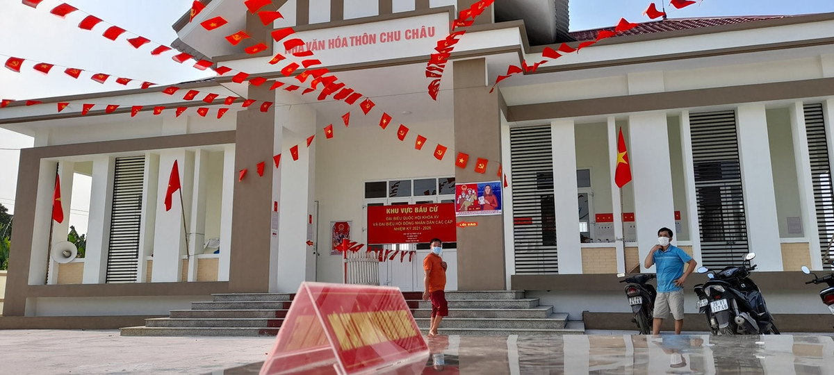 Công tác chuẩn bị tại các điểm bầu cử của huyện Ba Vì, Hà Nội đang diễn ra khẩn trương.