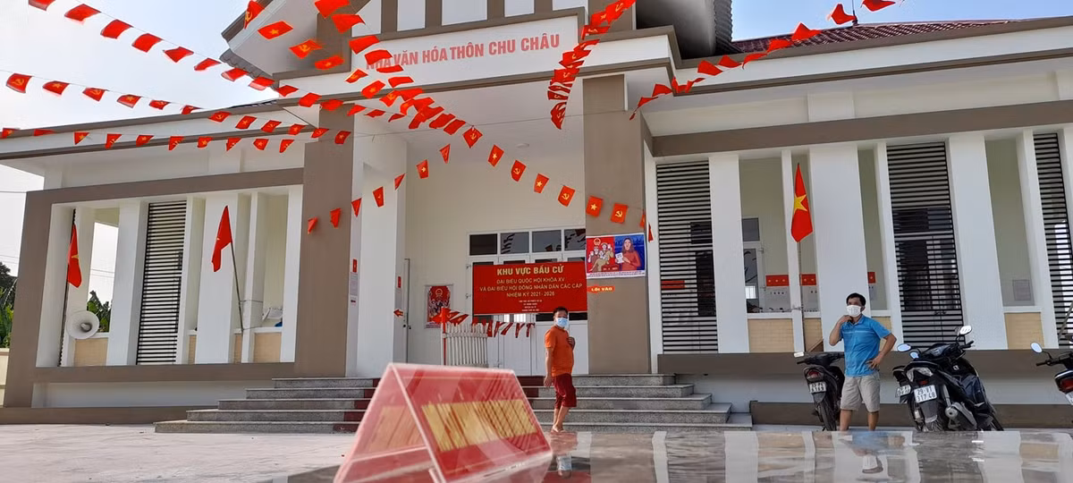 Công tác chuẩn bị tại các điểm bầu cử của huyện Ba Vì, Hà Nội đang diễn ra khẩn trương.