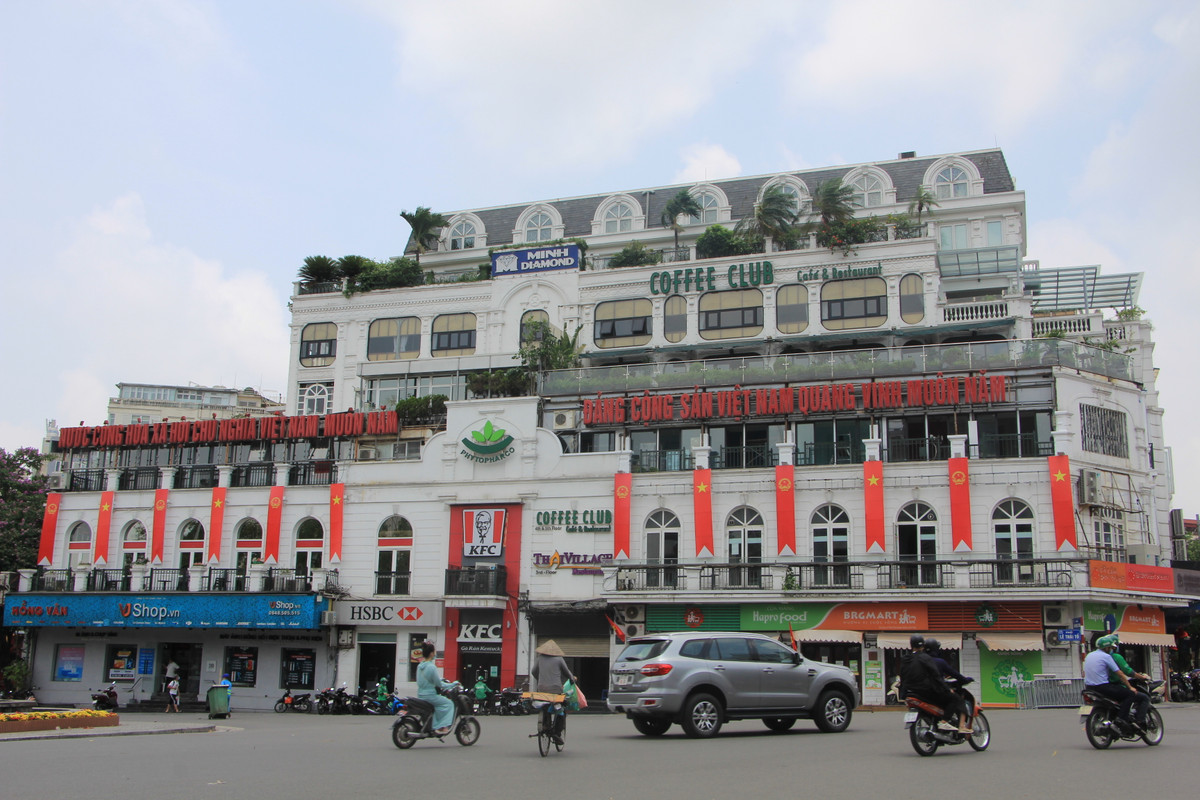 Cờ đỏ sao vàng và cờ Đảng được giăng khắp khu nhà tại hồ Hoàn Kiếm.