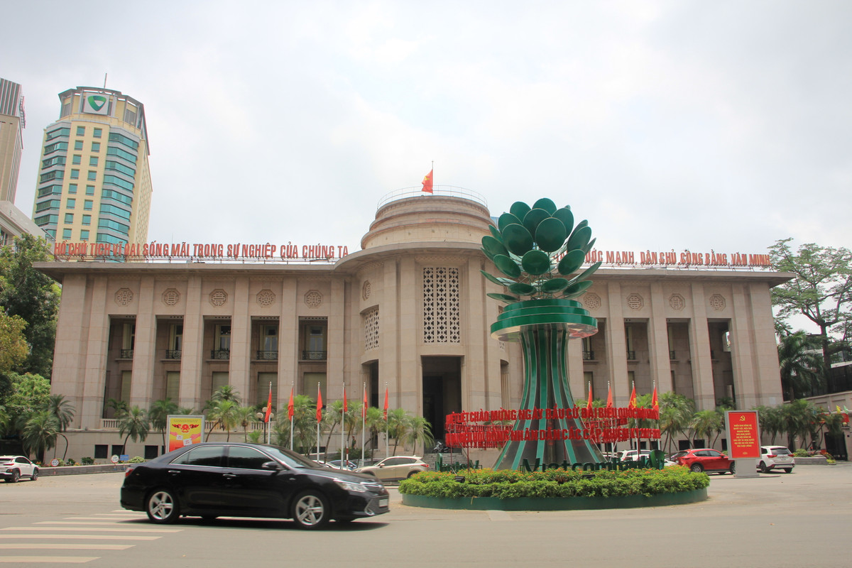 Ngay trước cổng Ngân hàng Nhà nước Việt Nam là dòng chữ nổi bật chào mừng ngày hội non sông.