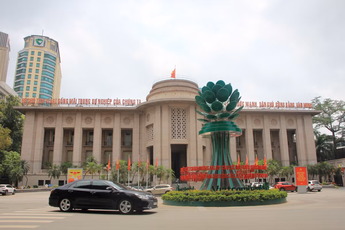 Ngay trước cổng Ngân hàng Nhà nước Việt Nam là dòng chữ nổi bật chào mừng ngày hội non sông.