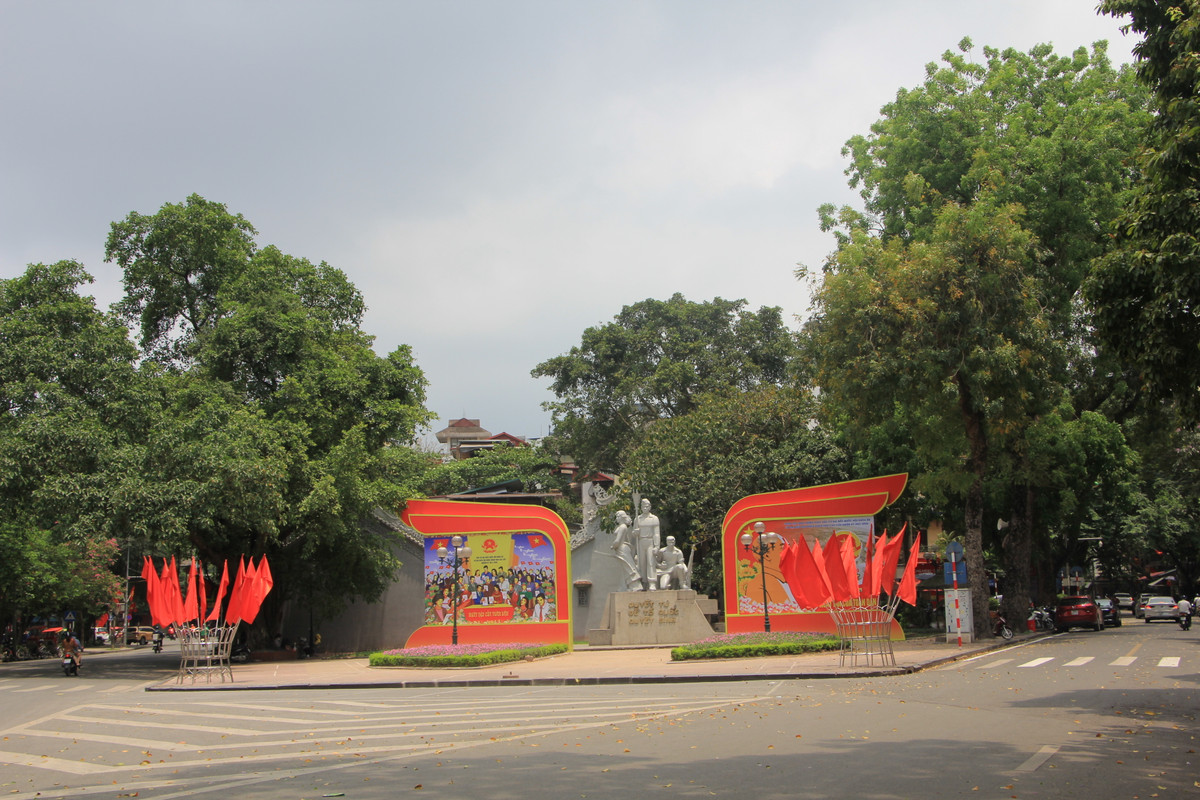 Ha Noi trang hoang chao don ngay hoi non song 23/5