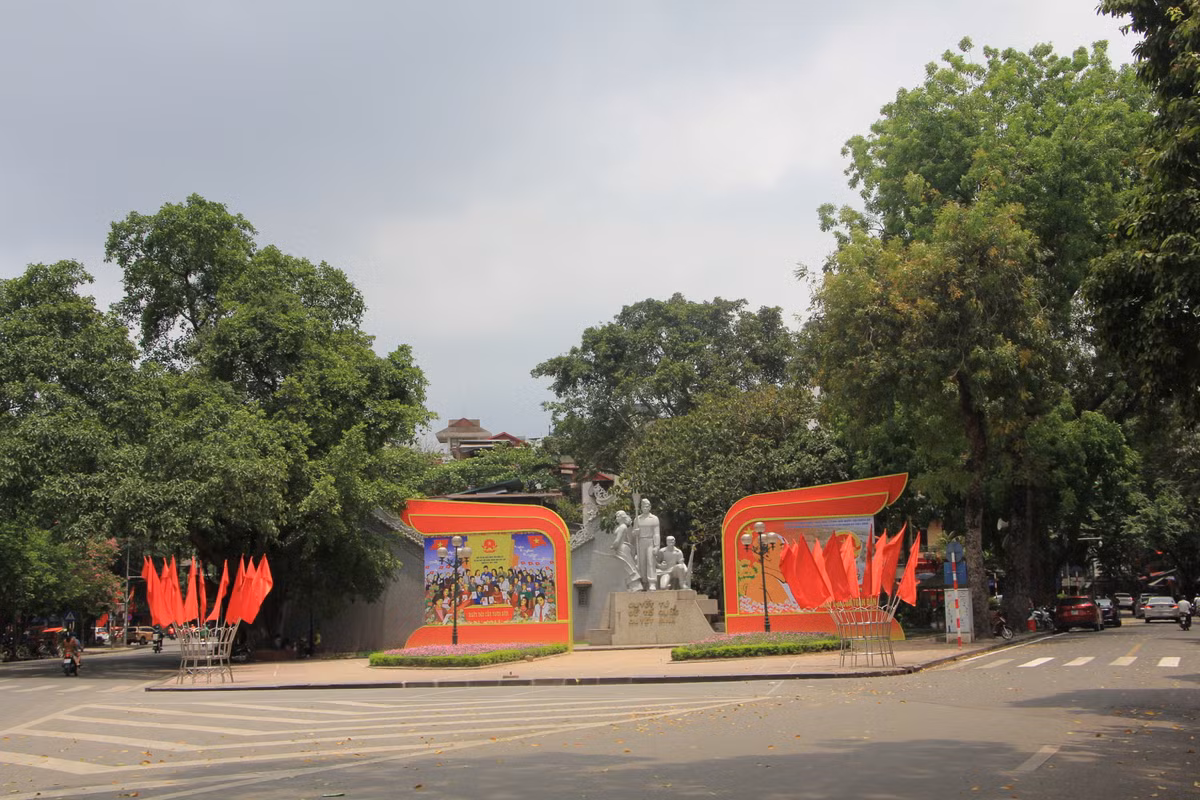 Ngày 23/5 tới, cả nước tiến hành cuộc bầu cử đại biểu Quốc hội khóa XV và đại biểu Hội đồng nhân dân các cấp, nhiệm kỳ 2021 - 2026. Để chuẩn bị cho sự kiện trọng đại của đất nước, khắp Thủ đô Hà Nội tràn ngập cờ đỏ sao vàng, pa nô, áp phích... 