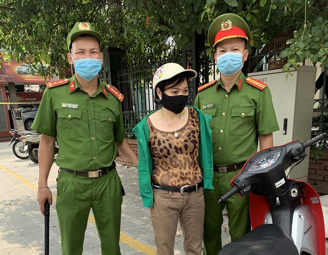  Dắt theo chó đi ship ma túy: Chiều 20/8/2020, tổ công tác Y24/141(Hà Nội) kiểm tra hành chính đối với một nam nữ đi xe máy do có biểu hiện nghi vấn. nhưng các đối tượng chống đối vì lý do “đưa chó đi khám bệnh”. Tiến hành kiểm tra kỹ túi xách của người phụ nữ, cảnh sát phát hiện 3 gói nilon cỡ lớn được cất bên trong một chiếc hộp hình chữ nhật màu đen. Trong 3 gói nilon trên chứa 40 viên nhộng màu tím, 54 viên nén hình tam giác màu xanh, 79 viên nén hình đầu khỉ màu vàng. 