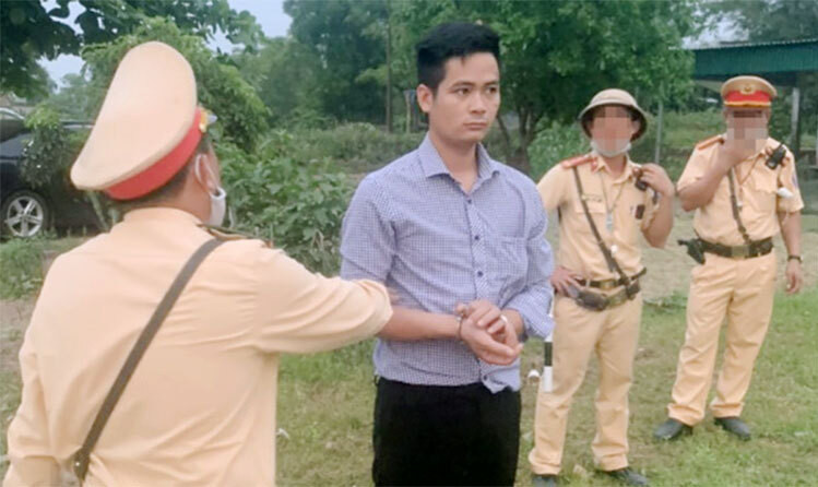  Giấu ma túy trong vùng kín: Khoảng 17hh30 ngày 2/4, trong lúc tuần tra kiểm soát trên quốc lộ 1A đoạn qua xã Kỳ Thọ, huyện Kỳ Anh, tổ tuần tra phòng CSGT (Công an Hà Tĩnh) ra hiệu lệnh dừng kiểm tra hành chính taxi biển Hà Tĩnh vì nghi vấn chở hàng cấm. Thấy Nguyễn Văn Nam 29 tuổi (trú huyện Yên Lạc, tỉnh Vĩnh Phúc) ngồi ghế sau có dấu hiệu bất thường. Sau các biện pháp nghiệp vụ, Nam thừa nhận nhét một túi nylon đựng 10 viên ma túy tổng hợp trong hậu môn.