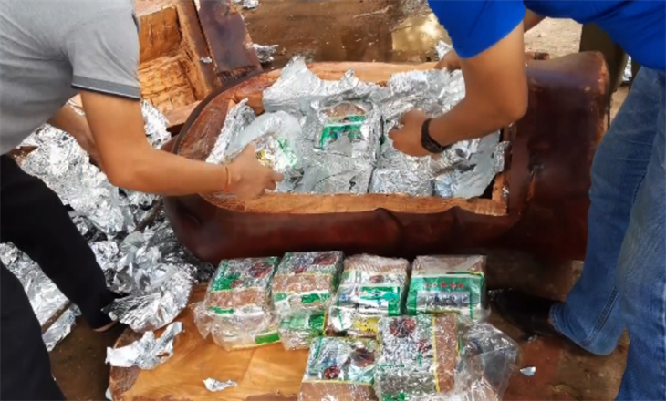  Giấu giần 100kg ma túy trong tượng phật bằng gỗ: Khoảng 19h ngày 8/9/2020, khi kiểm tra, giám sát hàng hóa tại luồng xuất nhập cảnh ở cửa khẩu quốc tế Cầu Treo (huyện Hương Sơn), cán bộ chi cục hải quan phối hợp với Bộ đội Biên phòng và Công an Hà Tĩnh đã phát hiện ra một nam tài xế cùng một phụ nữ đi trên xe bán tải chở 5 pho tượng có gắn định vị, chứa gần 100 kg ma túy tổng hợp, đưa từ Lào vào Việt Nam. 