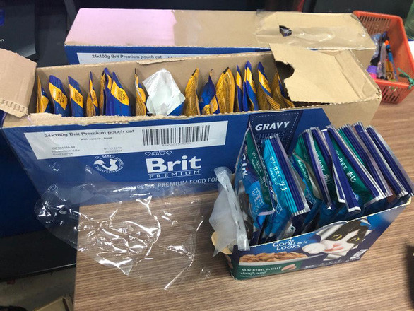  Giấu ma túy tinh vi trong các hộp thức ăn cho mèo gửi theo đường máy bay: Ngày 31/3, Chi cục Hải quan cửa khẩu sân bay quốc tế Tân Sơn Nhất phát hiện 4kg ma túy tổng hợp và 8,7kg cần sa được giấu trong một lô hàng chờ xuất khẩu đi Đài Loan. Theo ước tính của cơ quan chức năng, số ma túy trên có thể trị giá hơn 4 tỷ đồng, được cất giấu tinh vi trong các hộp, gói thức ăn cho mèo, được hàn kín và seal nilông để trông như mới 100%. Đây là lần đầu tiên cơ quan hải quan phát hiện thủ đoạn cất giấu ma túy này. 