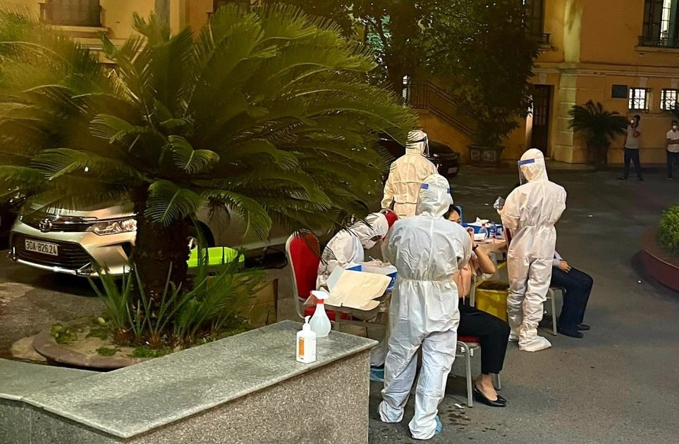 Nhan vien Bo GTVT nghi mac COVID-19: “Toi khong phai F2 cua giam doc Hacinco“