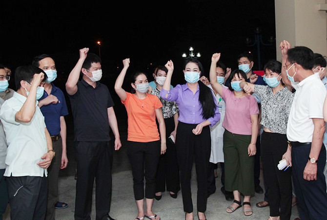 Pho Giam doc So Y te Vinh Phuc bi dinh chi cong tac vi chong dich “lo mo