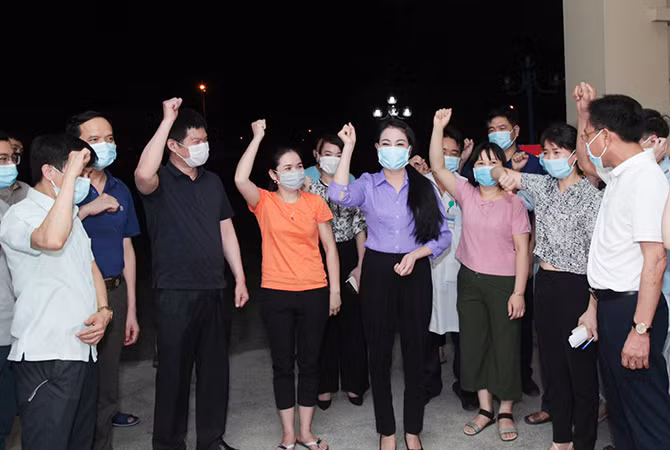 Pho Giam doc So Y te Vinh Phuc bi dinh chi cong tac vi chong dich “lo mo