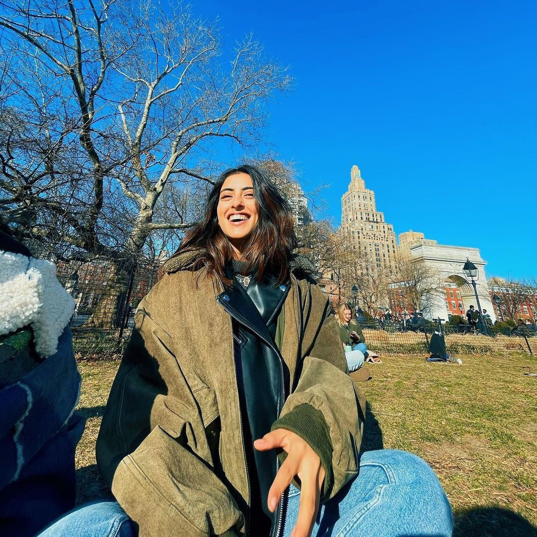 Năm ngoái, cô tốt nghiệp Fordham University (New York, Mỹ). Có mẹ là ngôi sao nổi tiếng song Navya không muốn bước chân vào làng giải trí mà muốn nối nghiệp kinh doanh của gia đình. Cô cũng quan tâm đến các vấn đề liên quan tới phụ nữ và trẻ em. Navya là founder của Project Naveli - dự án nhằm chống lại bất bình đẳng giới tại Ấn Độ, cung cấp cho phụ nữ khả năng tiếp cận các nguồn lực và cơ hội cho phép họ nâng cao vị thế kinh tế và xã hội. Ảnh: @navyananda. 