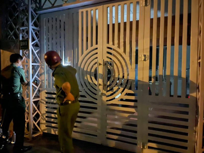  Hát karaoke có "tay vịn" trong mùa dịch: Cơ quan chức năng TP Buôn Ma Thuột, tỉnh Đắk Lắk đang hoàn tất hồ sơ để xử lý một quán karaoke bất chấp lệnh cấm vẫn mở cửa đón khách giữa dịch bệnh COVID-19 phức tạp. Lực lượng chức năng phát hiện có nhiều người trong quán và một số khách hát, nhân viên phục vụ "tay vịn" chui qua cửa thoát hiểm phía sau để bỏ trốn. 